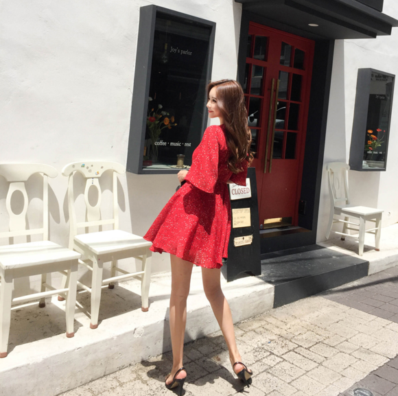 女神孙允珠，酸甜草莓洋红星斑碎花连衣裙