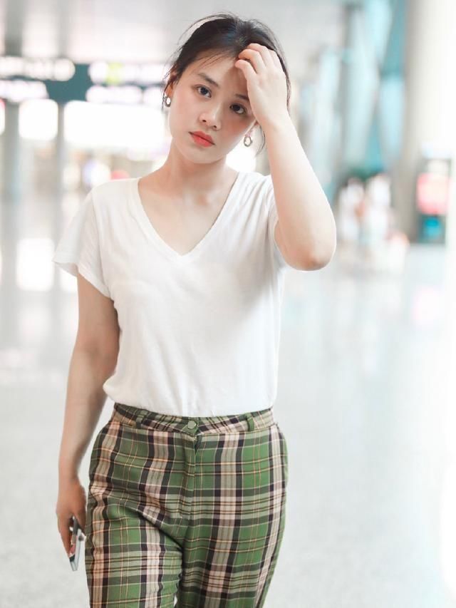 说马思纯是穿衣“反面教材”都不夸张，硬把格纹裤穿变味了！