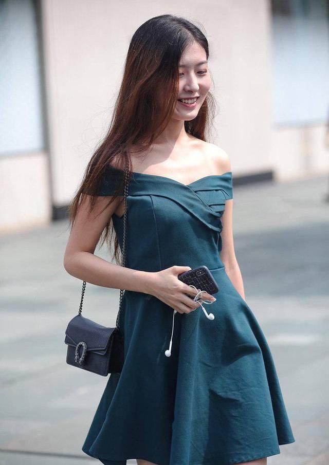 街拍：一字肩连衣裙真好看，紧致修身，显得身材苗条又多姿