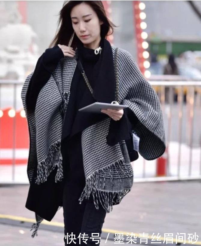  「美女」街拍：气质长相的时髦美女，简单的穿搭，彰显迷人气质