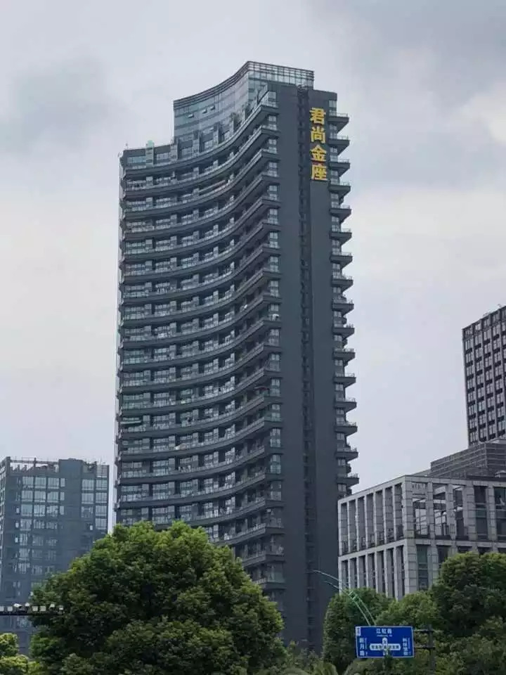 网红当街殴打孕妇！警方凌晨发布最新通报：违法行为基本查清；其