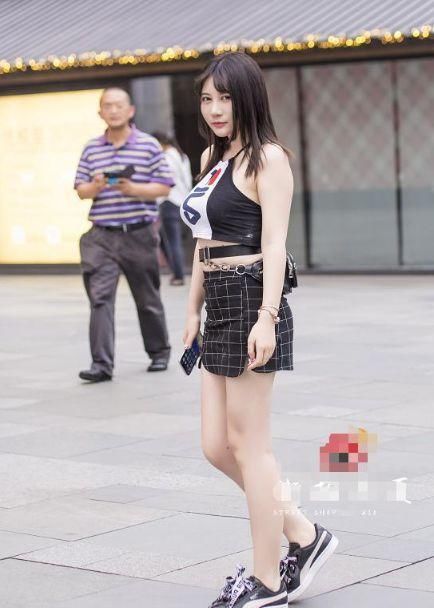 街拍:微胖美女穿紧身裤，腿部曲线完美，是下半身“有肉”的女人