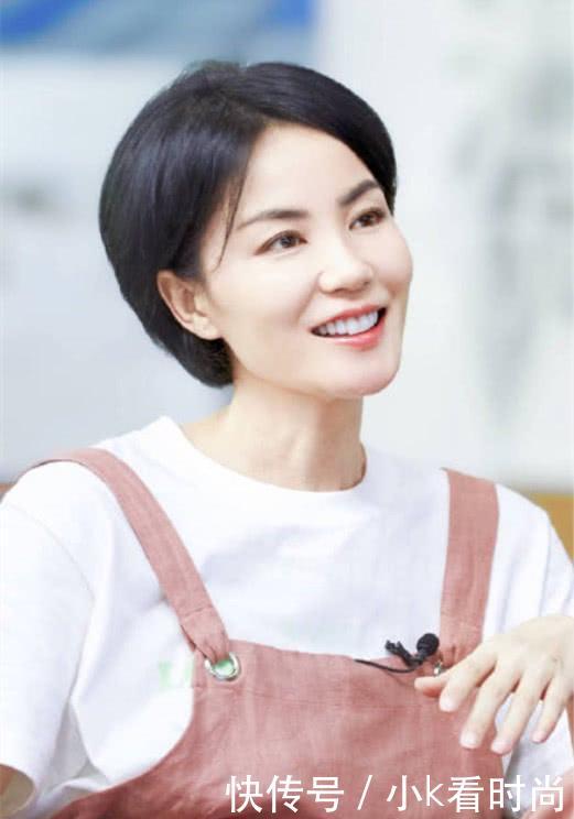 王菲这么丑的荧光裙都穿的好看，不愧是时尚天后，网友：表情亮了