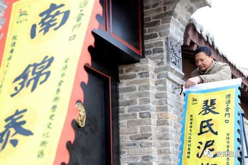 青砖灰瓦，古色古香，与甜水井街并称“龙凤街”