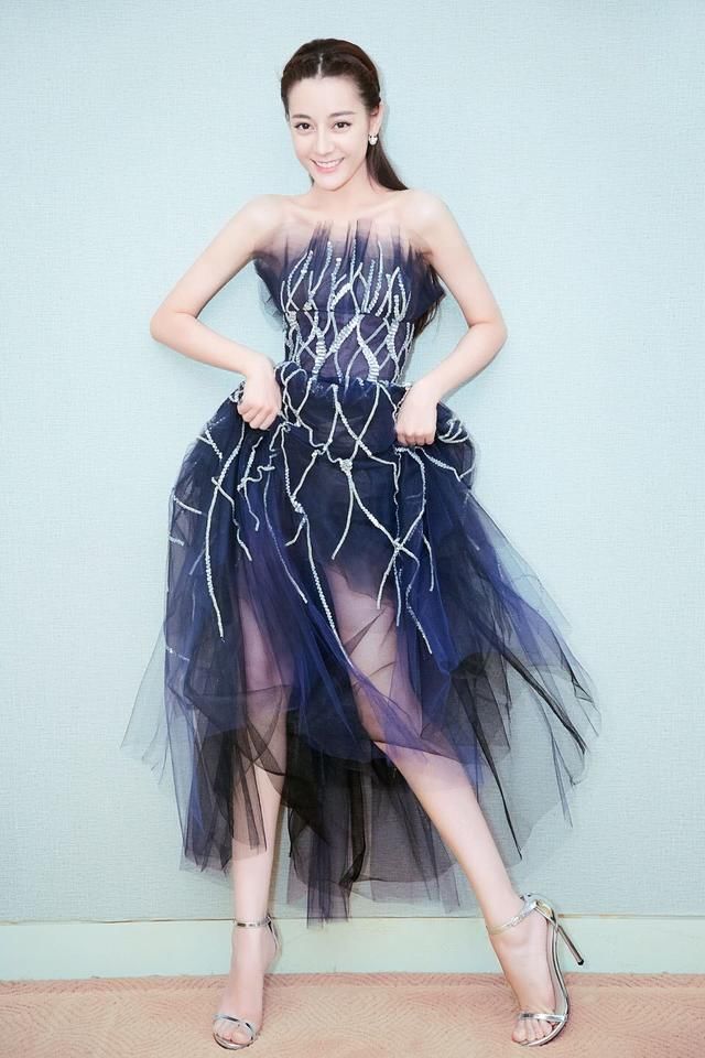 迪丽热巴为了秀美腿，故意将裙子往上提，都快提到大腿根了！