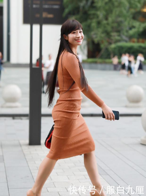 「 微笑」时尚的裙子藏不住她的好身材，街拍：微笑的女生真好看