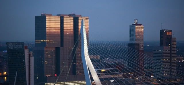 广西正在酝酿建设百亿高铁，线路方案有三条，沿途经过你家乡吗？