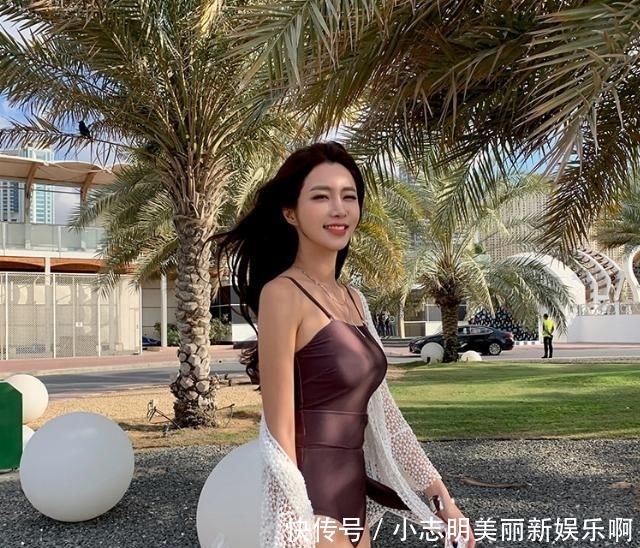 休闲:褐色收腰修身泳衣,夏天更休闲