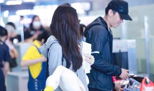 迪丽热巴新照，白色吊带裙似仙女，仙气十足，身材更是完美