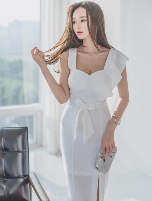 连衣裙|李妍静,一件白色的开叉连衣裙