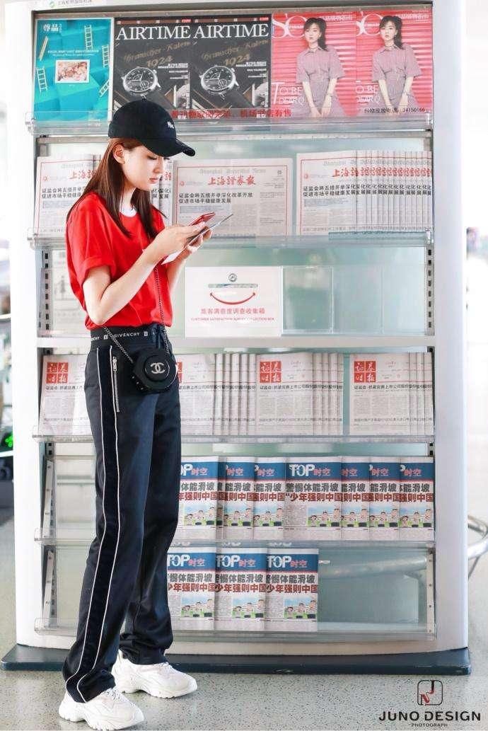 乔欣不过把T恤往裤子里塞，腰细了还不算，172的腿仿佛要戳破屏幕