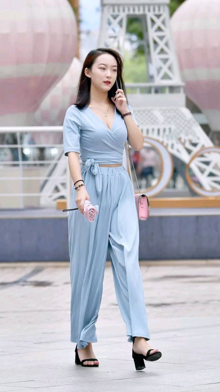 路人街拍，高跟凉鞋搭配绿色雪纺上衣，让你美的端庄又有范!