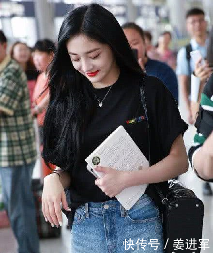 24鞠婧祎和19周洁琼机场秀，网友活力少女和成熟女性既视感
