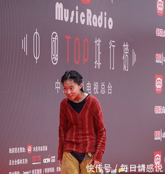 窦靖童将麻布衫穿到红毯上，真叫绝了，网友比王菲还个性