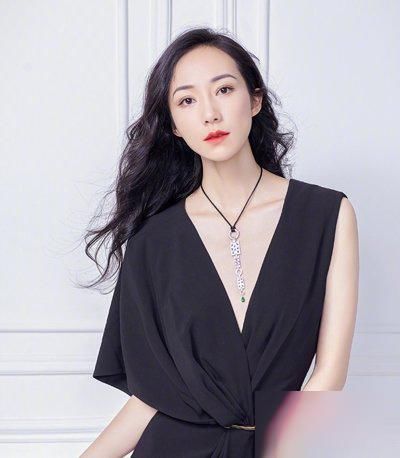 2018女生知性风慵懒中长卷发发型！