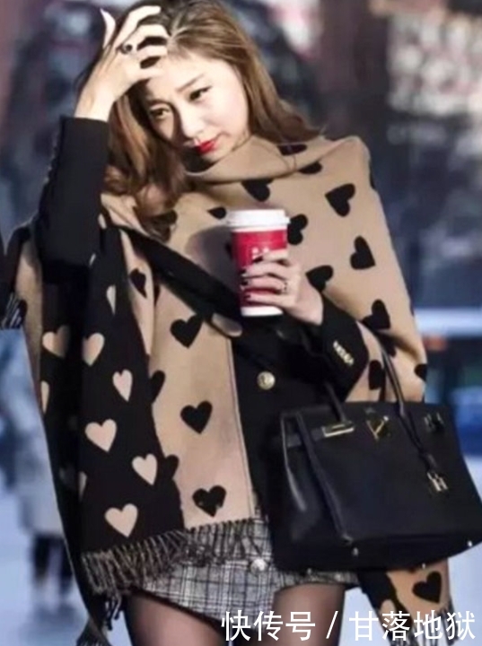 「 美女」搭配的好一样美，身材曼妙魅力十足，街拍：简单穿搭的时髦美女