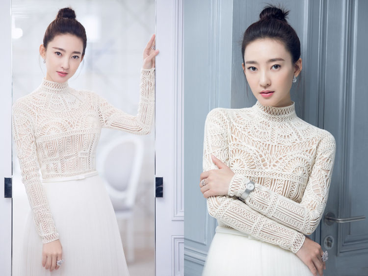 王丽坤身材真好！抹胸裙内穿白衬衫，暴露了一双大长腿超惊艳！