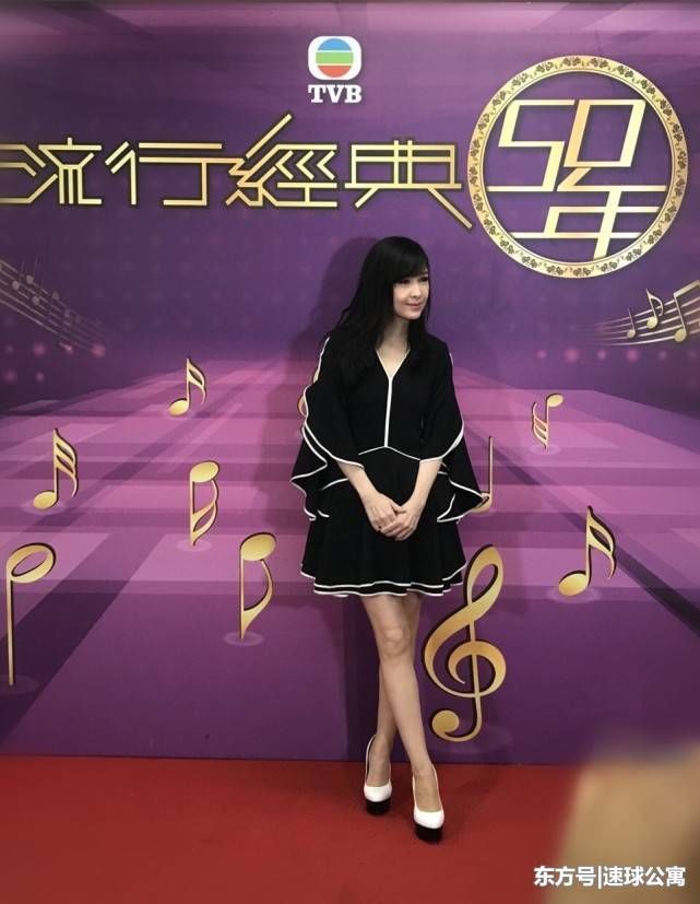 周慧敏不愧是冻龄女神，穿短裙气质十足，网友:年轻时碾压杨幂!