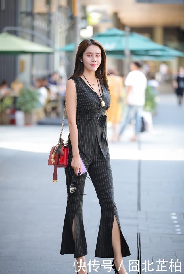  ＂p＂:＂1587792100＂街拍：小姐姐面带微笑气质甜美，搭配粉红色休闲装，非常婉约可人