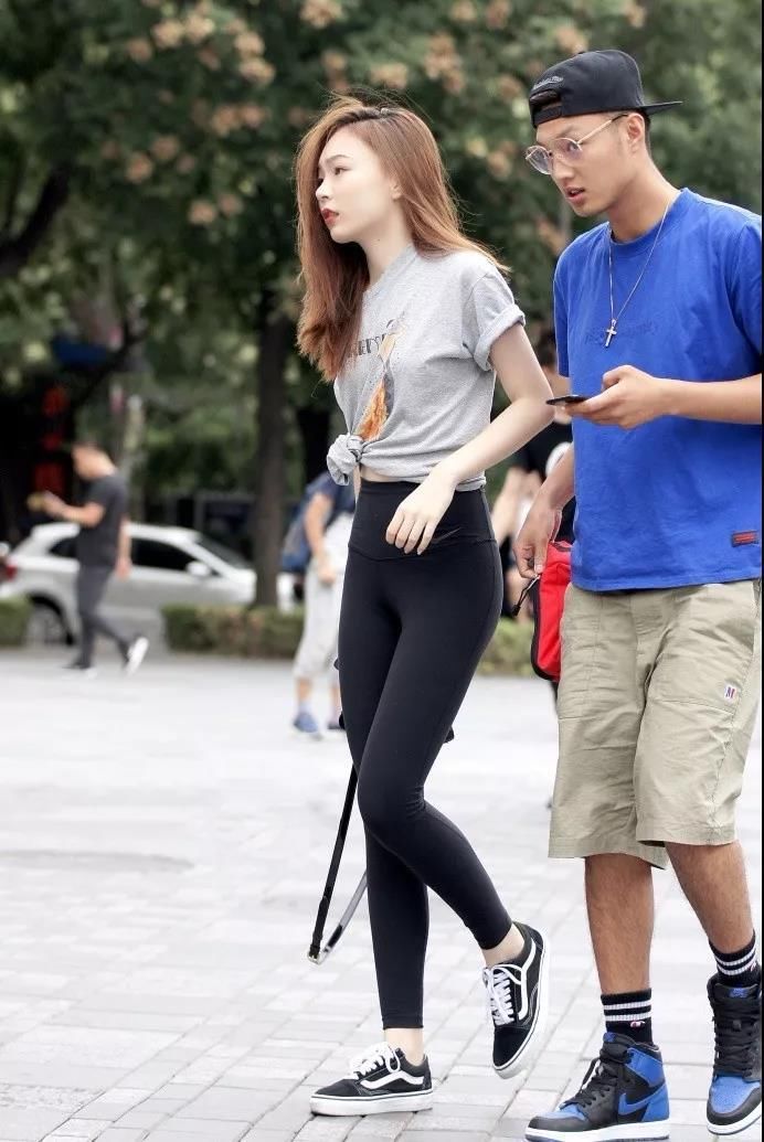 街拍：身姿妙曼，婀娜性感，美臀的黑裤美女逛街