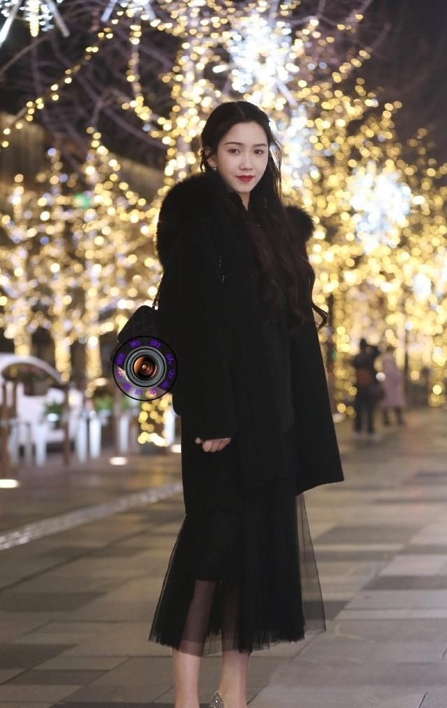 【气质】时尚的姑娘穿尖头细跟鞋逛街,服饰搭配端庄大气,展现成熟气质