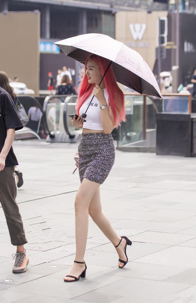 美女小姐姐纯洁亮丽英姿飒爽，让人好生羡慕！