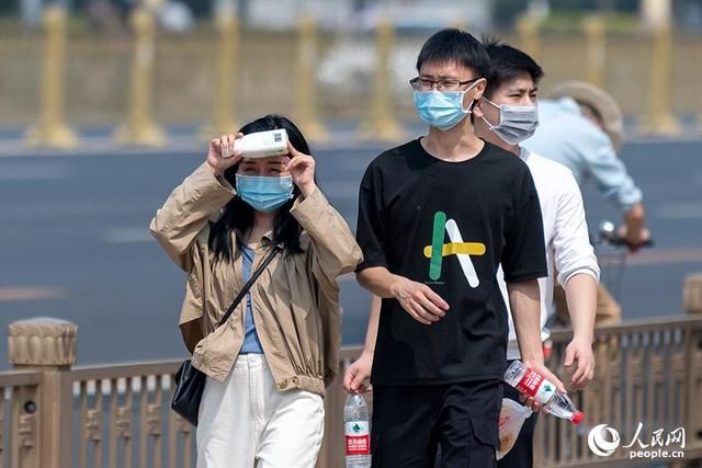  北京■北京气温破纪录 防暑装备成出门“标配”