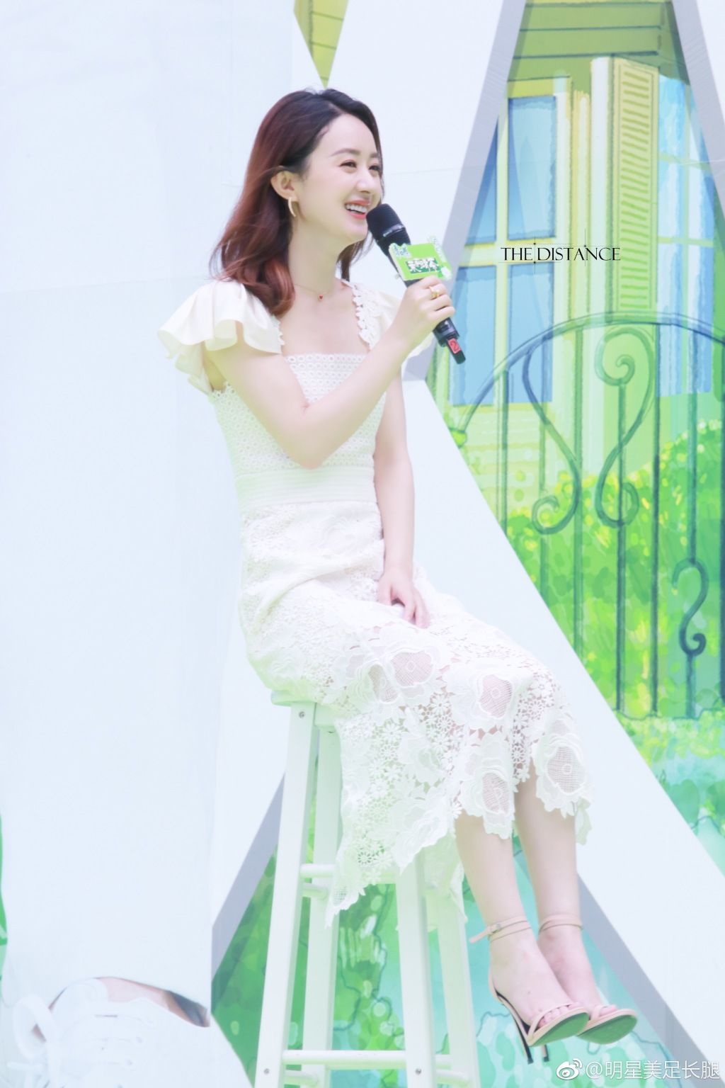 赵丽颖白色透明长裙加一字带高跟凉鞋，腿是真的白脚也好漂亮