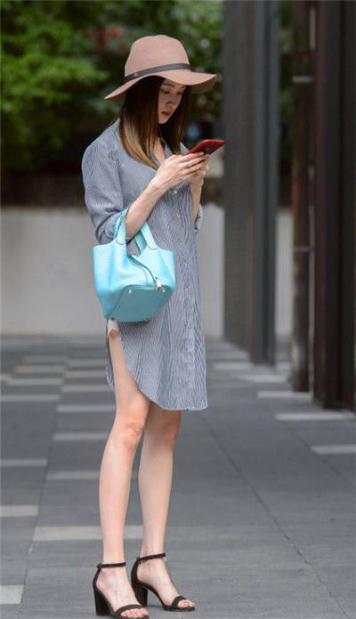  『风姿绰约』街拍：风姿绰约的白色装美女，身材高挑，彰显十足女性魅力