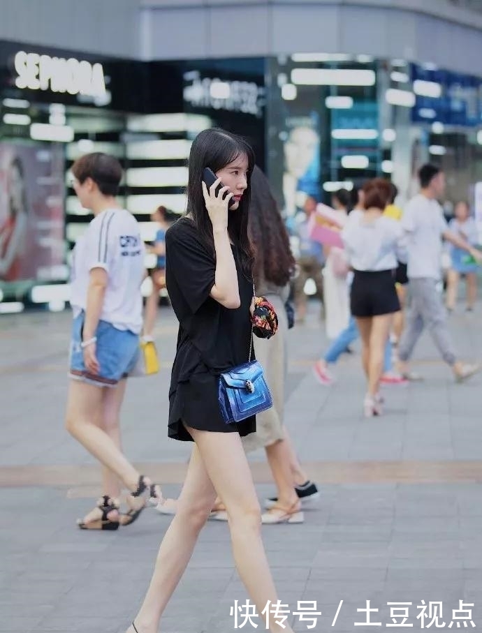  [红色]街拍：粉色吊带连衣裙搭配高跟凉鞋，挺拔了小姐姐曼妙的身姿