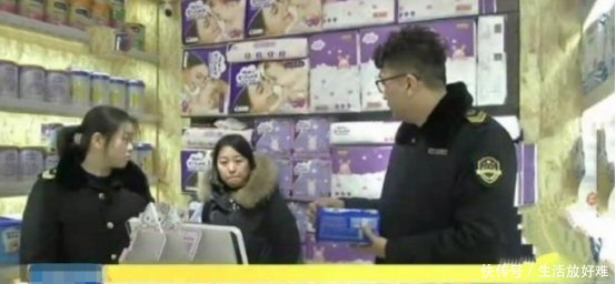 男子购买奶粉之后，店员连忙抢夺小票不交小票就不准走！