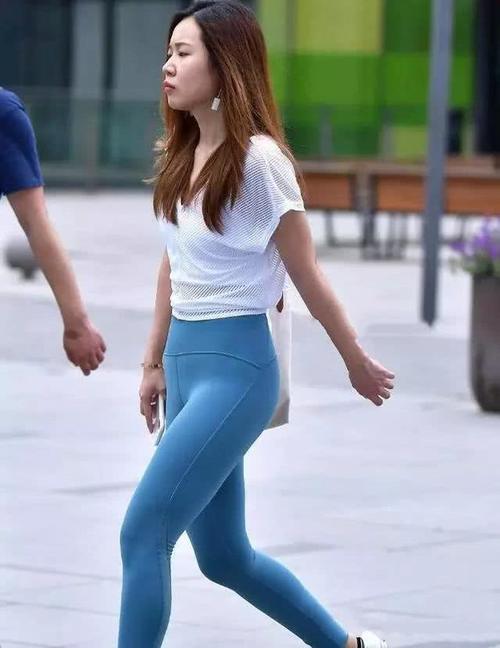 紧身打底裤:蓝色比卡其色更迷人,网友:看到心都酥了