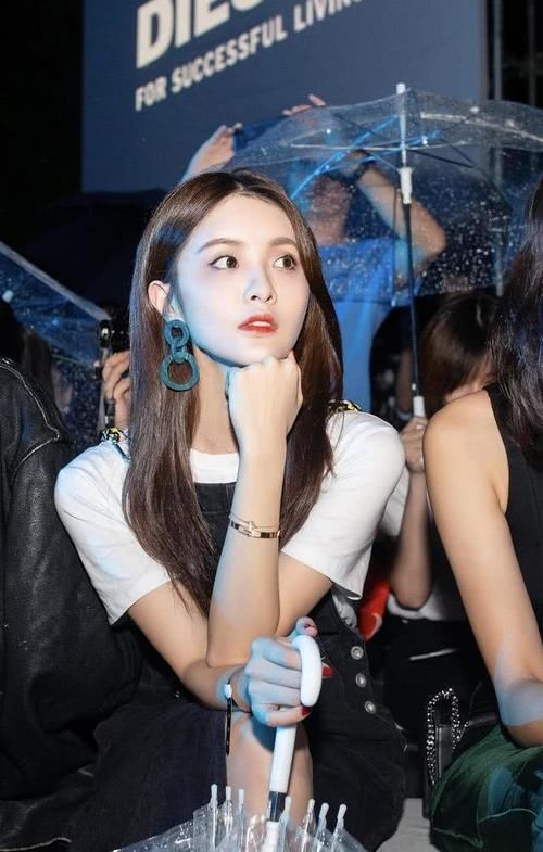  『气质』赖雨濛时尚感开挂，穿牛仔背带裙配白T恤去看秀，终于有时髦气质