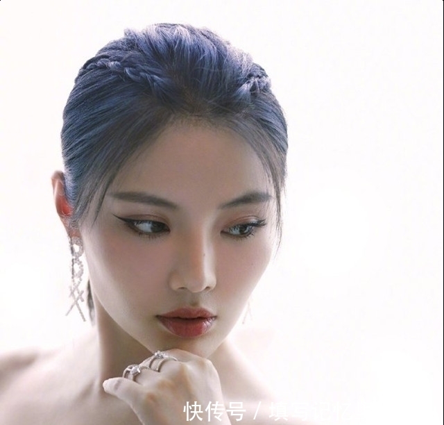 「扮演」徐冬冬庆祝获奖,在舞台上身穿华丽美妆,太惊艳了