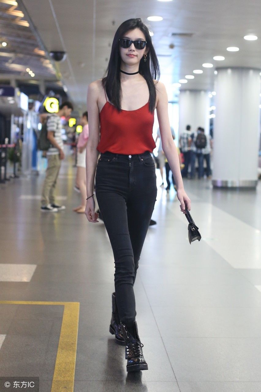 奚梦瑶现身机场，红色小背心格外抢眼，网友:重点是那一双大长腿
