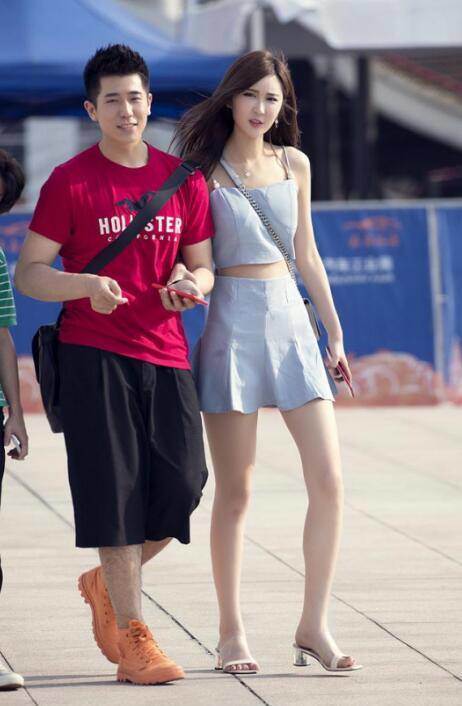 丰盈有致的紧身T小姐姐秀出玲珑纤细的长腿，非常的迷人吸睛！