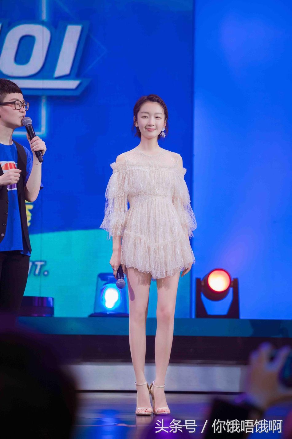 身高一米六的周冬雨 穿上高跟鞋腿长被拉到一米八 实在太不合理了