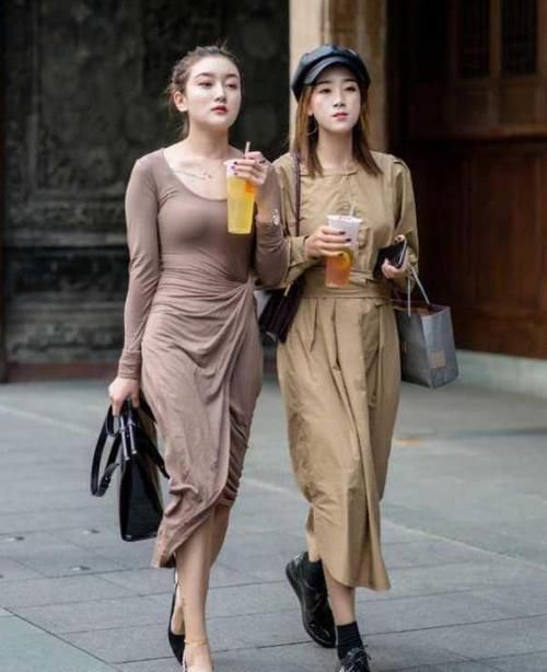  『粉色』街拍：姿色天然的美女，一条粉色的吊带连衣裙，时尚女神气质迷人