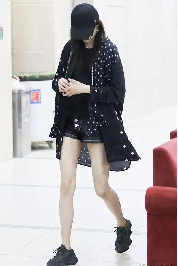 关晓彤怎么了？情侣戒指手表都不戴，网友：别祸害其他人！