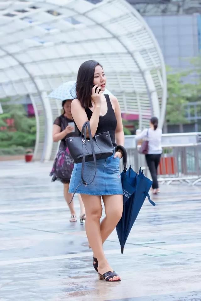 街拍：眼神拽拽的丰满白皙的逛街美女