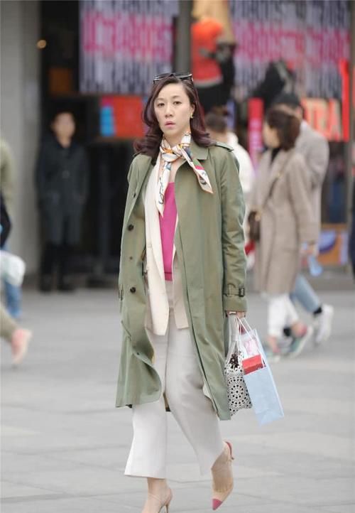  「位美女选择一」春季的风衣不只是保暖作用，还会搭配风度感觉，衬托气质