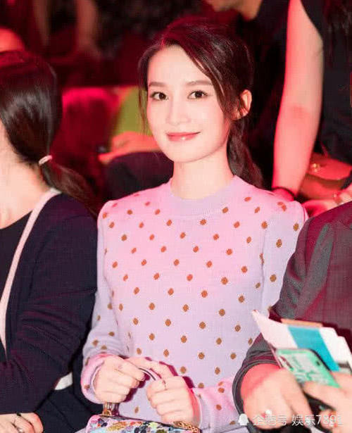 李沁穿的裙子太短,只盖住腿部大约15cm,网友:伸个懒腰试试