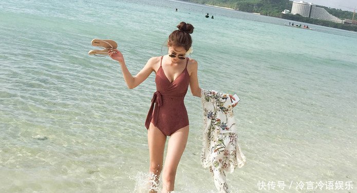 女神必备！比基尼小姐姐轻松自在的打扮，优雅不失别致美感！