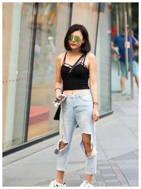 街拍：图4一袭长裙，展现“傲人”的曲线，真是霸气范十足啊！