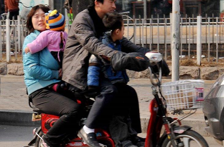 电动车新规出台，农村人遭受了“三重打击”！上牌不是最麻烦的事