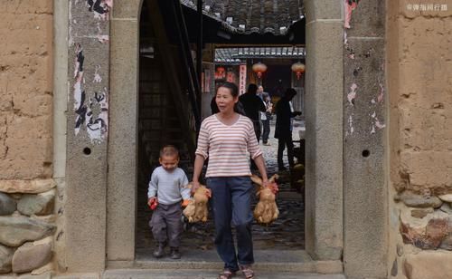 广东深山里的400年客家围屋，名叫花萼楼，游客：听着有风尘味