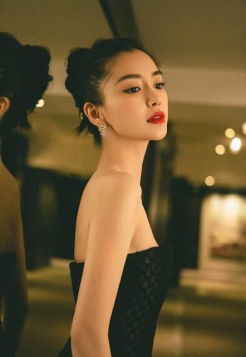 #加上#Angerlababy美貌绝伦,穿起黑色抹胸鱼尾裙,身姿妖娆,美不胜收