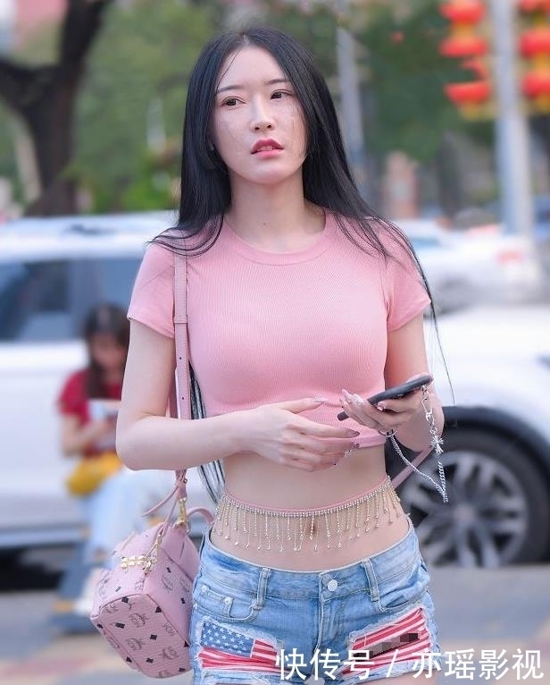  『美女』美女街拍性感美女肤若白璧，优雅知性韵味，迷人性感女人味