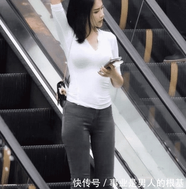  『刚好』V领的美女，这短发刚好搭在肩膀上！