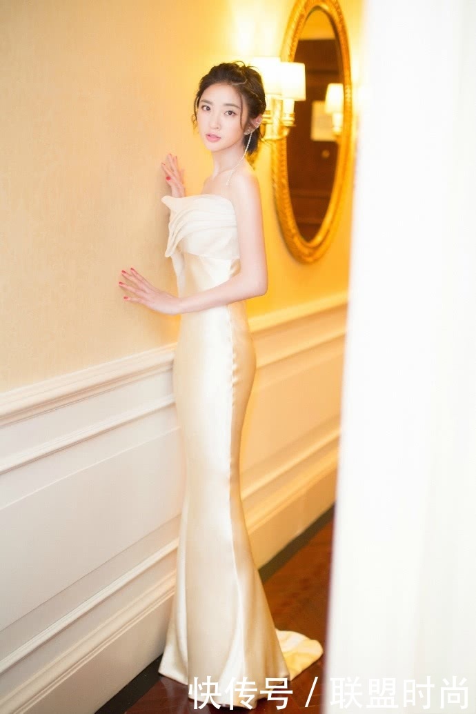 唐艺昕穿粉色长裙优雅动人，不料被胯部抢足了镜头，也太宽了！